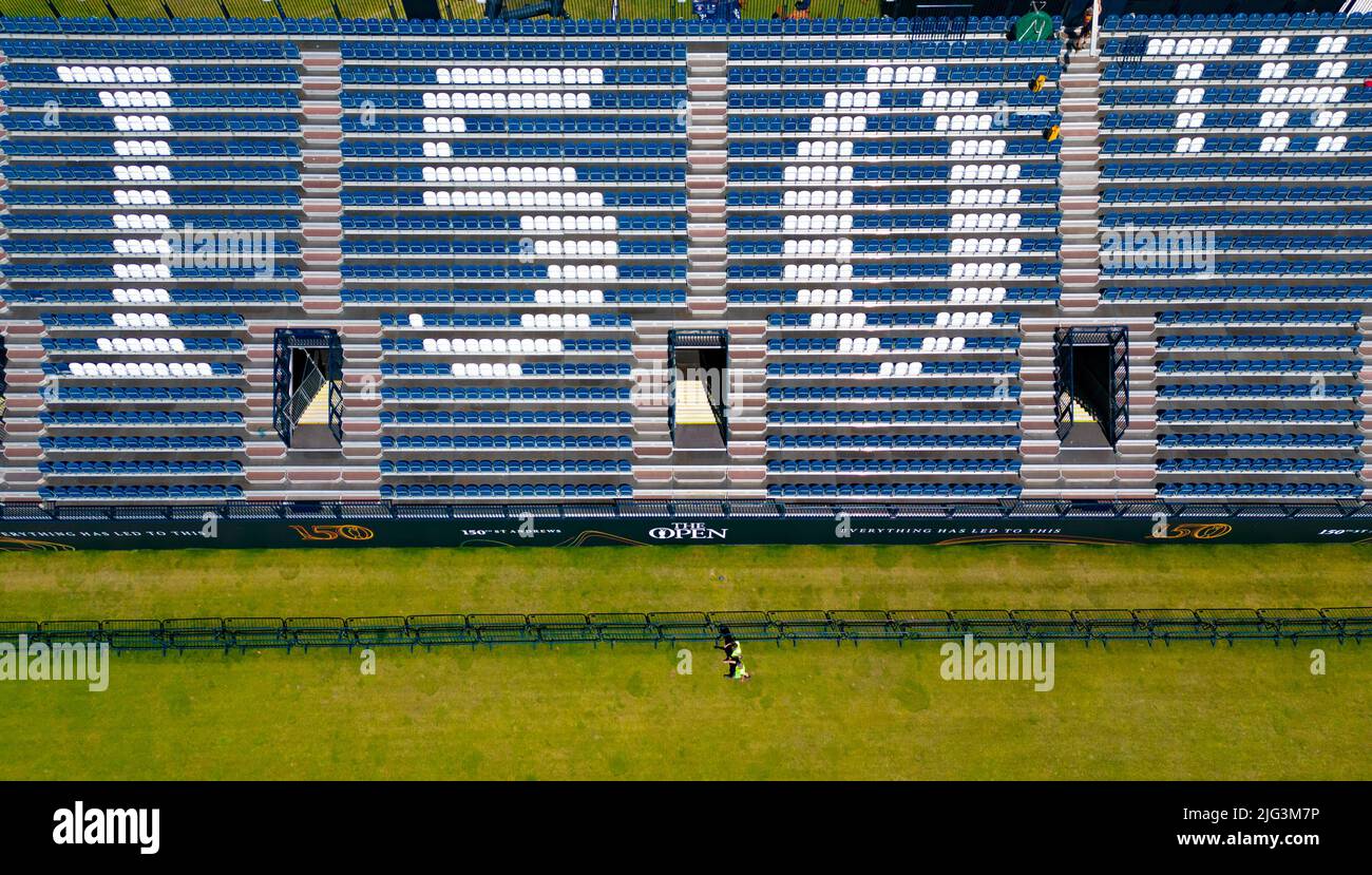 St Andrews, Schottland, Großbritannien. 7. Juli 2022. Der Old Course in St Andrews ist ein voller Aktivitäten, eine Woche vor der ersten Runde der Open Championship 150.. Mitglieder der Öffentlichkeit dürfen auf den Fairways spazieren gehen, da der Old Course ein öffentlicher Park ist. Touristen haben diesen Zugang genutzt, um neben berühmten Sehenswürdigkeiten wie der Svilken Burn-Brücke auf dem 18.-Loch-Loch-Platz für Fotos zu posieren. Bild; Blick auf die Tribüne neben dem Fairway 1.. Iain Masterton/Alamy Live News Stockfoto