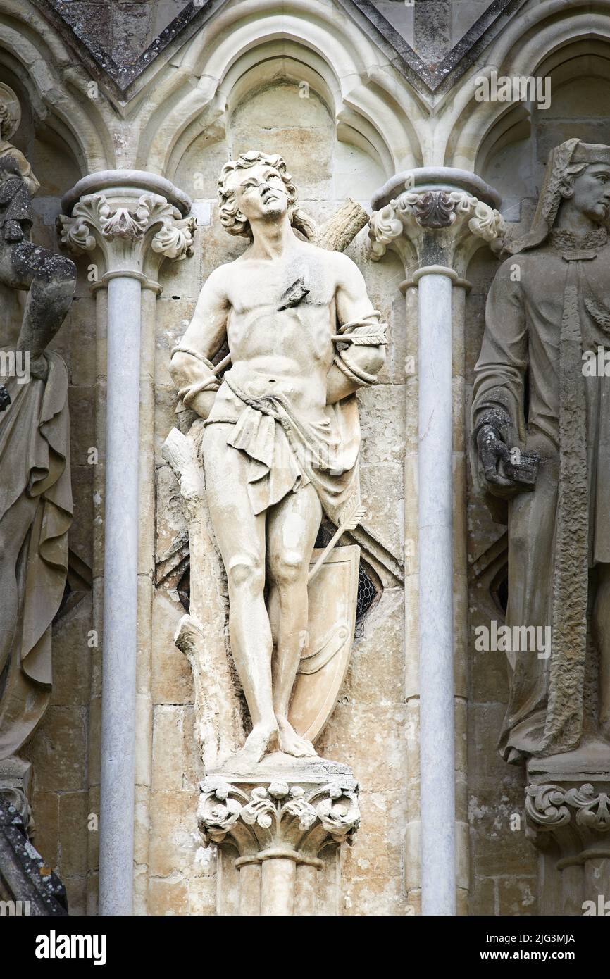 Statue von König Edmund dem Märtyrer, an der Westfront der mittelalterlichen christlichen Kathedrale in Salisbury, England. Stockfoto