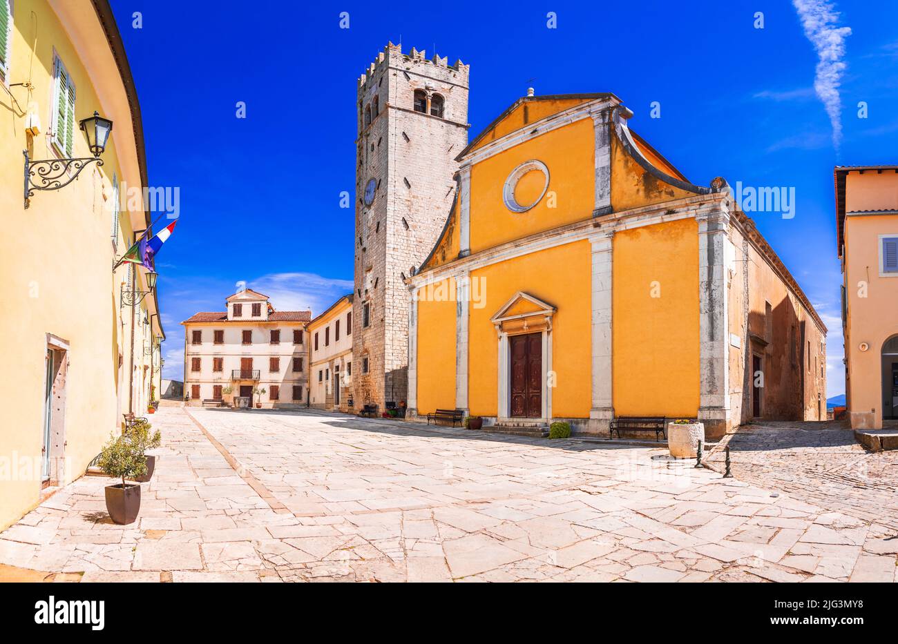 Motovun, Kroatien. Malerische historische Stadt Motovun Hauptplatz, Reise-Ziel im Landesinneren Istrien Region von Kroatien. Stockfoto
