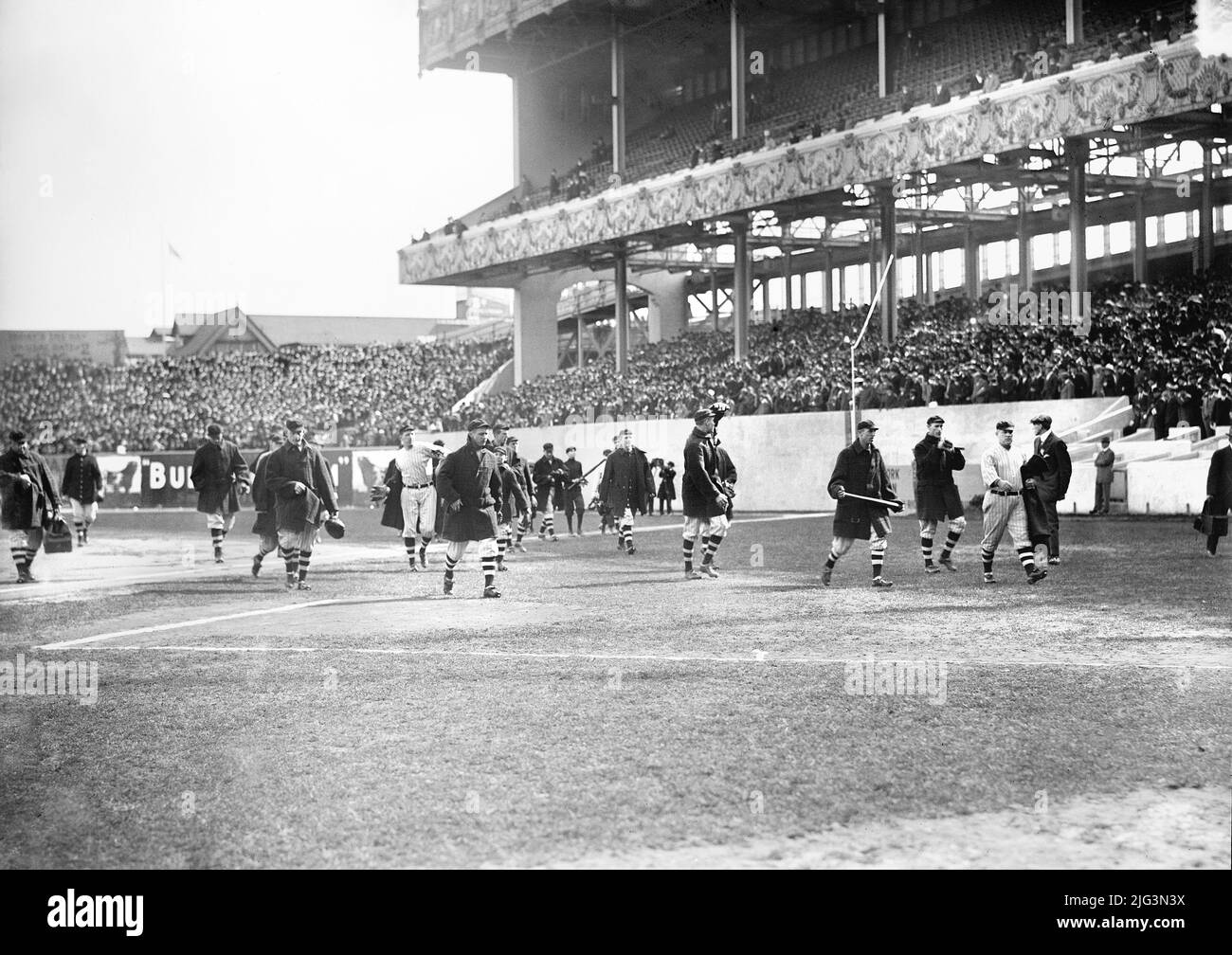 Spieler der New York Giants, die vor Spiel eins der World Series 1912, Polo Grounds, New York City, New York, USA, auf das Spielfeld gehen, Bain News Service, 8. Oktober 1912 Stockfoto