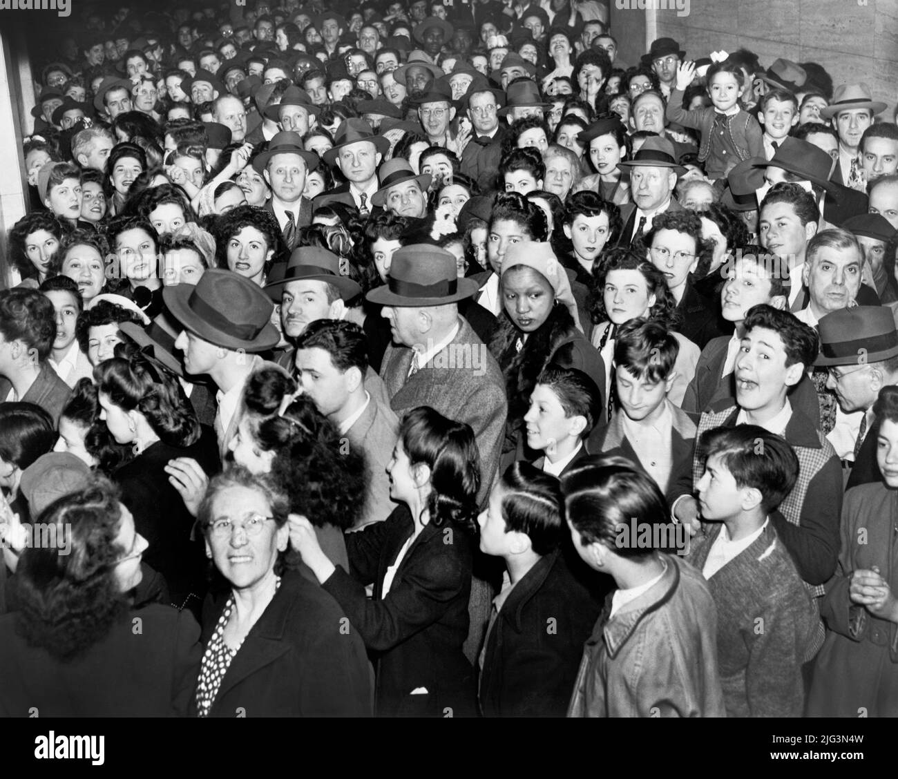 Menschenmenge, die darauf wartet, im Gebäude des Gesundheitsministeriums, New York City, New York, USA, Al Ravenna, New York World-Telegram and the Sun Newspaper Photograph Collection, 1947 Stockfoto