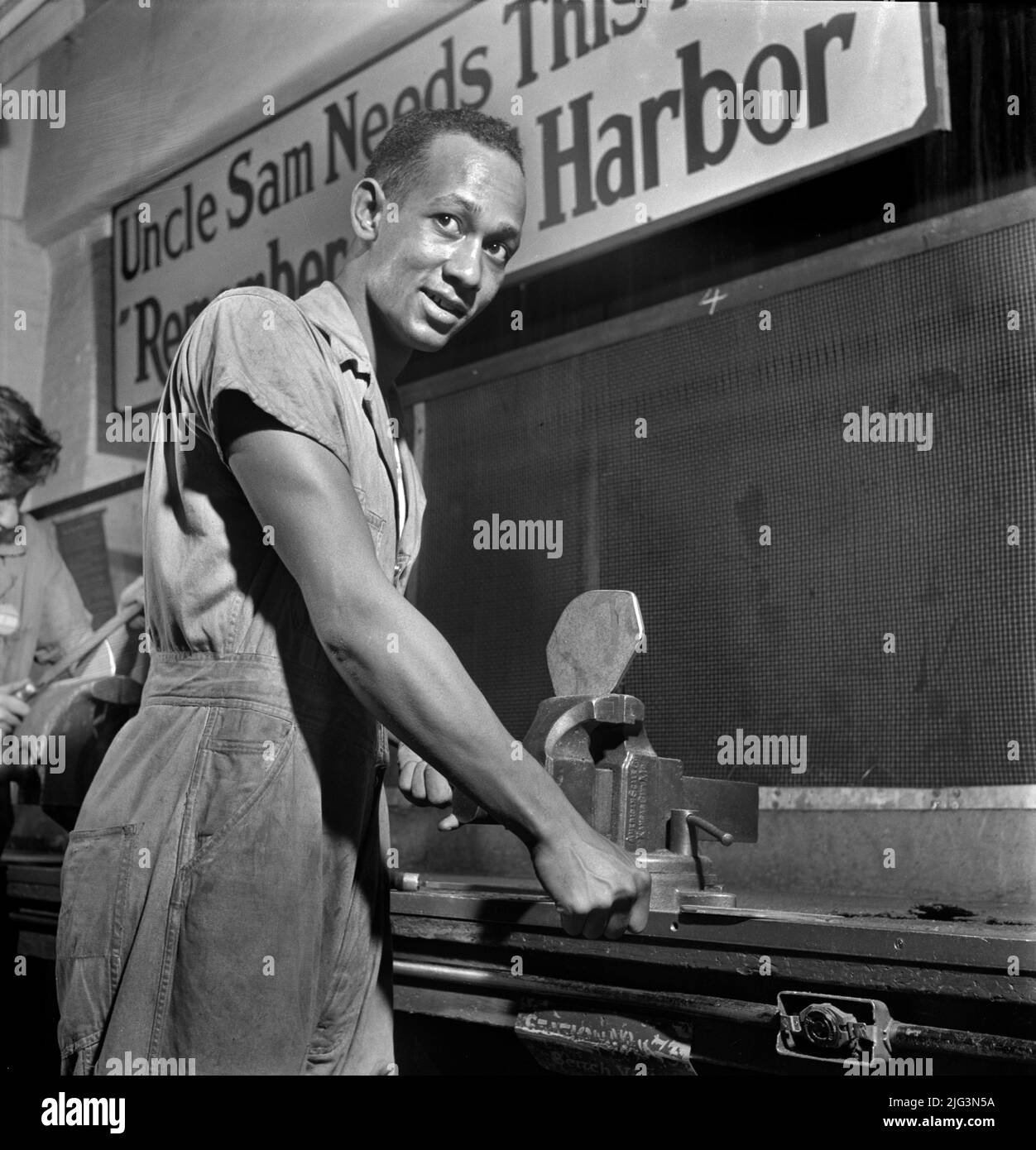 Junger Erwachsener, der eine Ausbildung in der Maschinenwerkstatt erhält, National Youth Administration (NYA) Work Center, Brooklyn, New York, USA, Fritz Henle, US Office of war Information/USA Farm Security Administration, August 1942 Stockfoto
