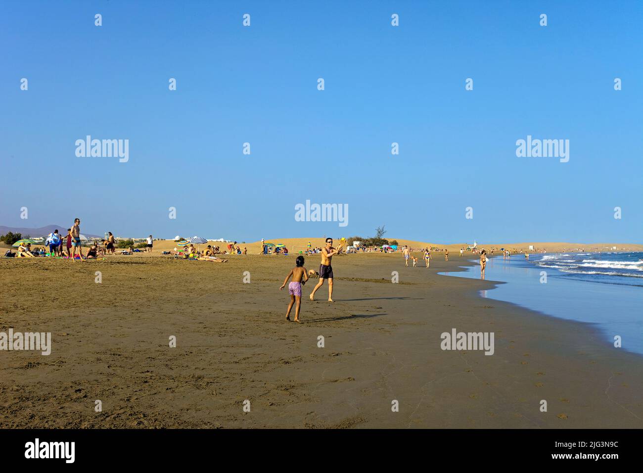 Urlaub am Sandstrand von Maspalomas, Gran Canaria, Kanarische Inseln, Spanien, Europa | Urlauber am Strand von Maspalomas, Grand Canary, Kana Stockfoto