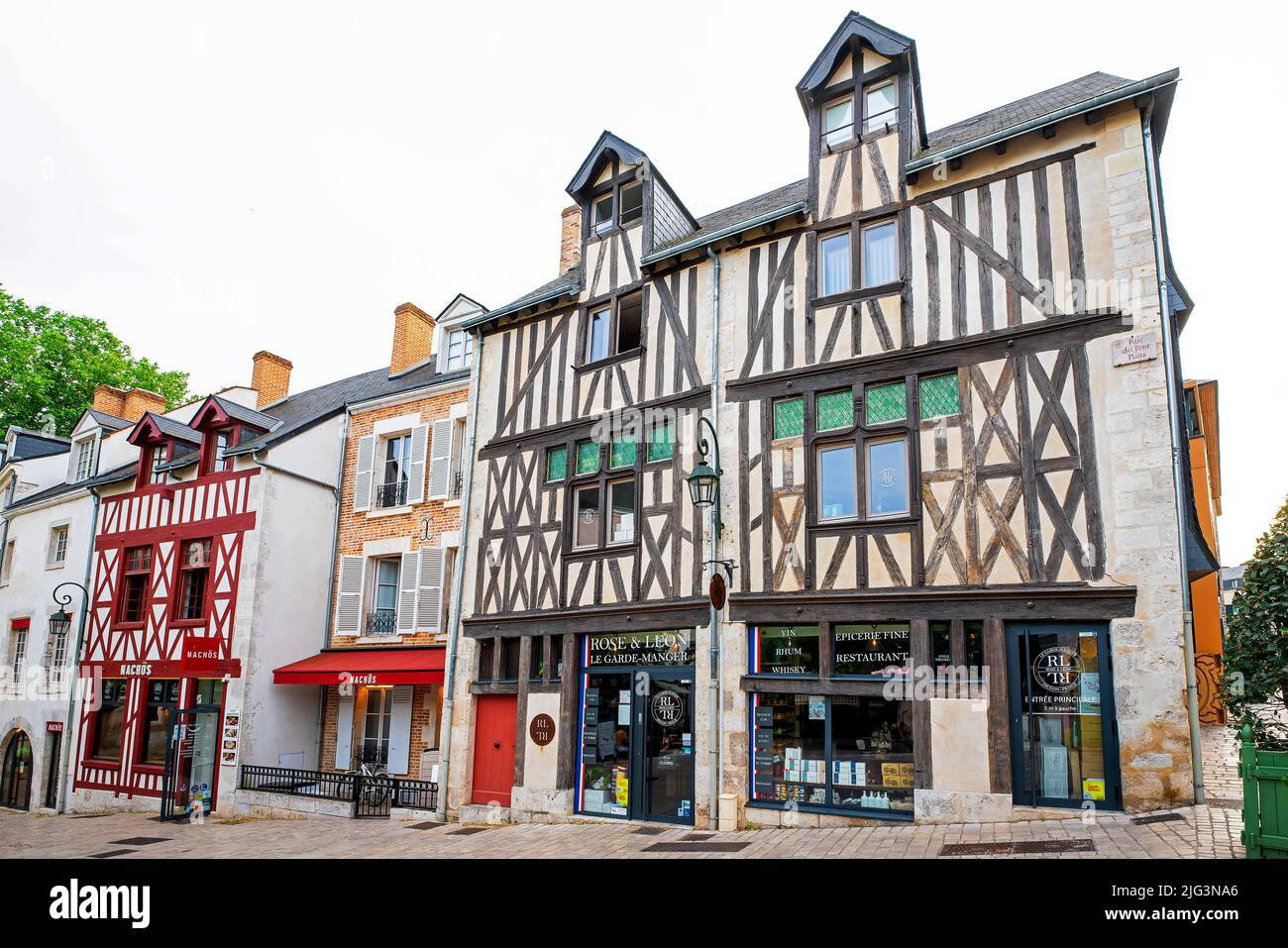 Traditionelles Haus in der Rue du Petit Puits, Altstadt von Orleans, Region Centre-Val de Loire; Frankreich. Stockfoto