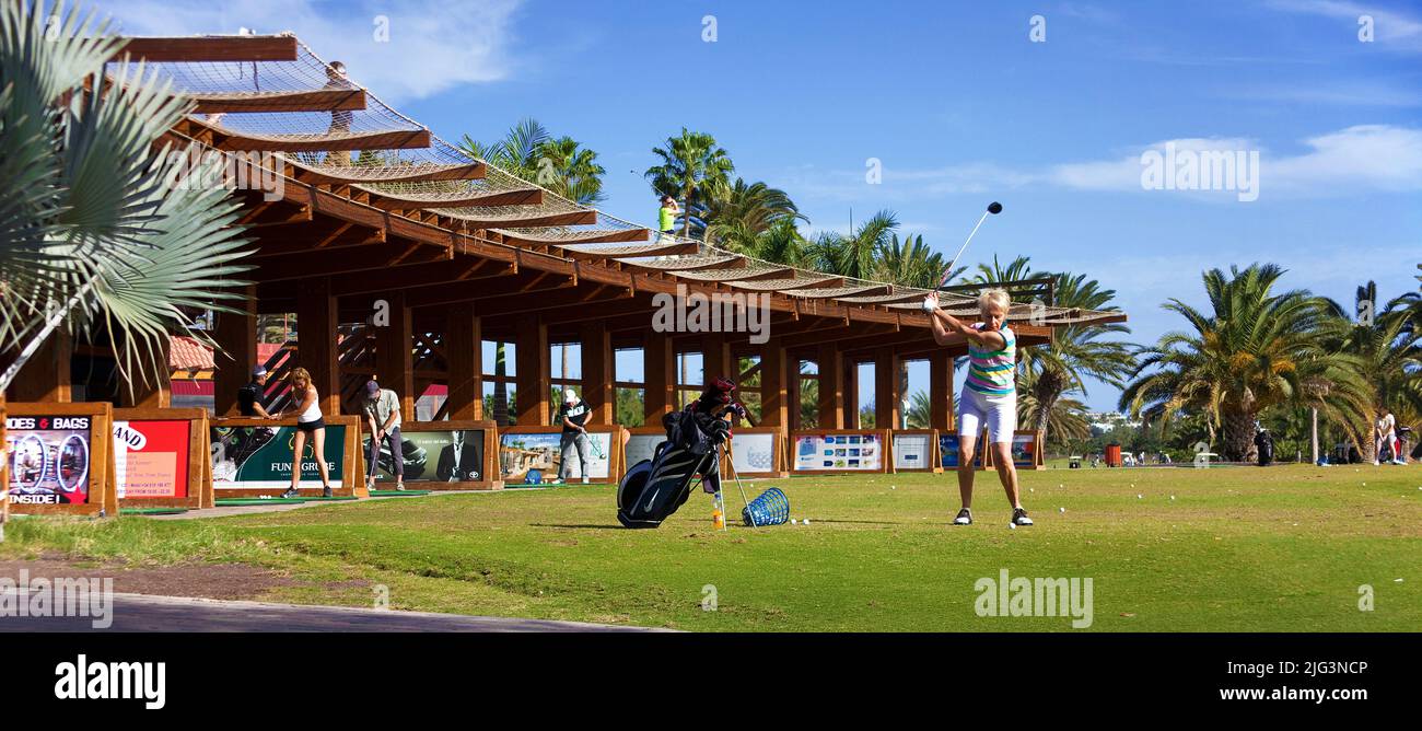 Frau spielt Golf, Golfplatz in Maspalomas, Grand Canary, Kanarische Inseln, Spanien, Europa Stockfoto