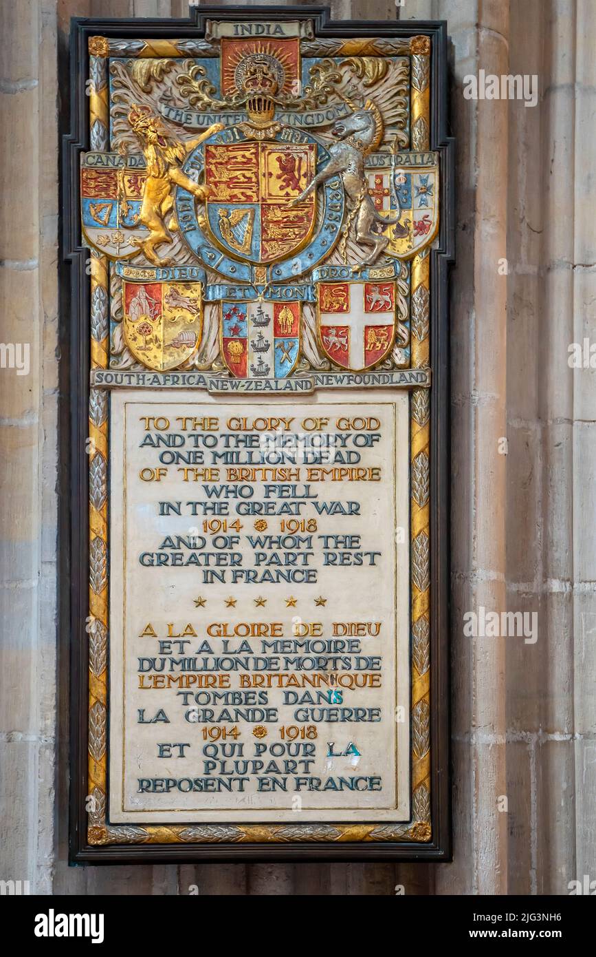 WWI-Denkmal. Die Kathedrale des Heiligen Kreuzes (Sainte-Croix) von Orleans in der Region Centre-Val de Loire in Frankreich. Es wurde ursprünglich aus dem Jahr 1278 gebaut Stockfoto