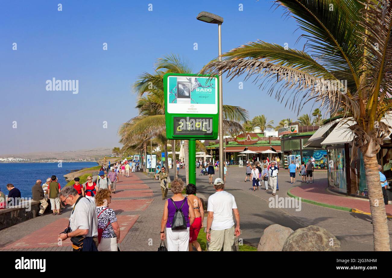 Touristen auf dem Paseo de Meloneras, Seepromenade in Maspalomas, Grand Canary, Kanarische Inseln, Spanien, Europa Stockfoto