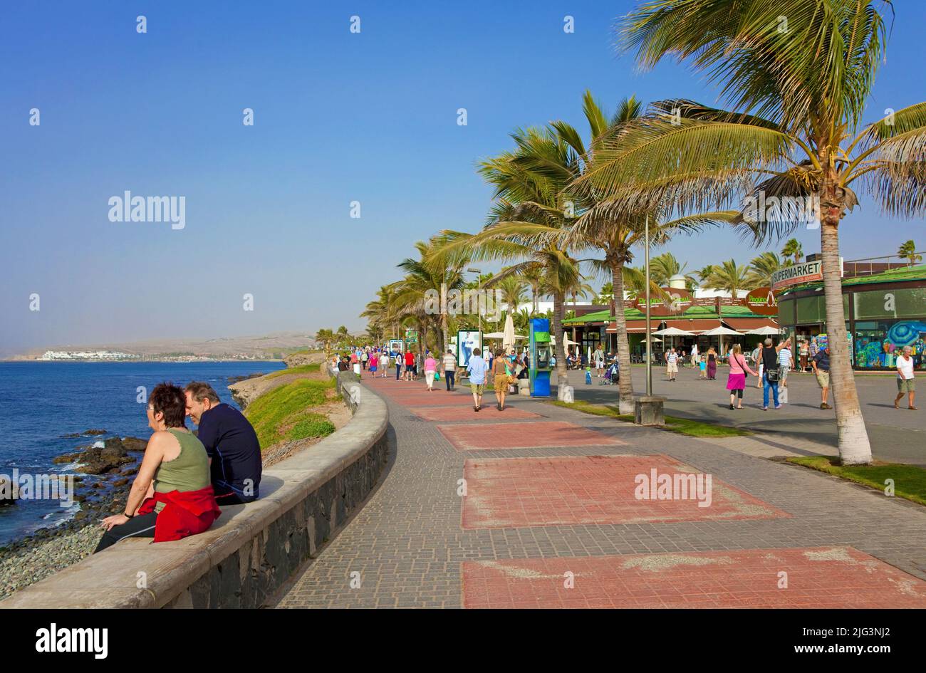 Touristen auf dem Paseo de Meloneras, Seepromenade in Maspalomas, Grand Canary, Kanarische Inseln, Spanien, Europa Stockfoto