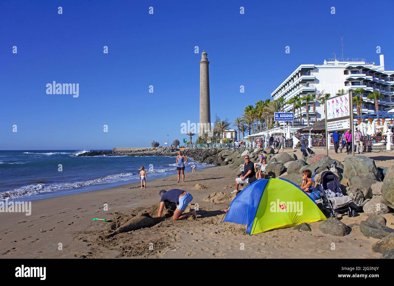 Strand im Oasis Hotel, Leuchtturm von Maspalomas, Wahrzeichen, Kanarischen Inseln, Spanien, Europa Stockfoto