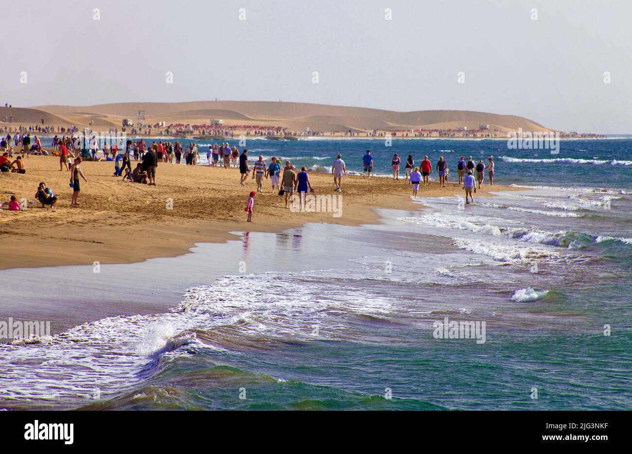 Menschen am Strand, hinter den berühmten Dünen, Maspalomas, Grand Canary, Kanarische Inseln, Spanien, Europa Stockfoto