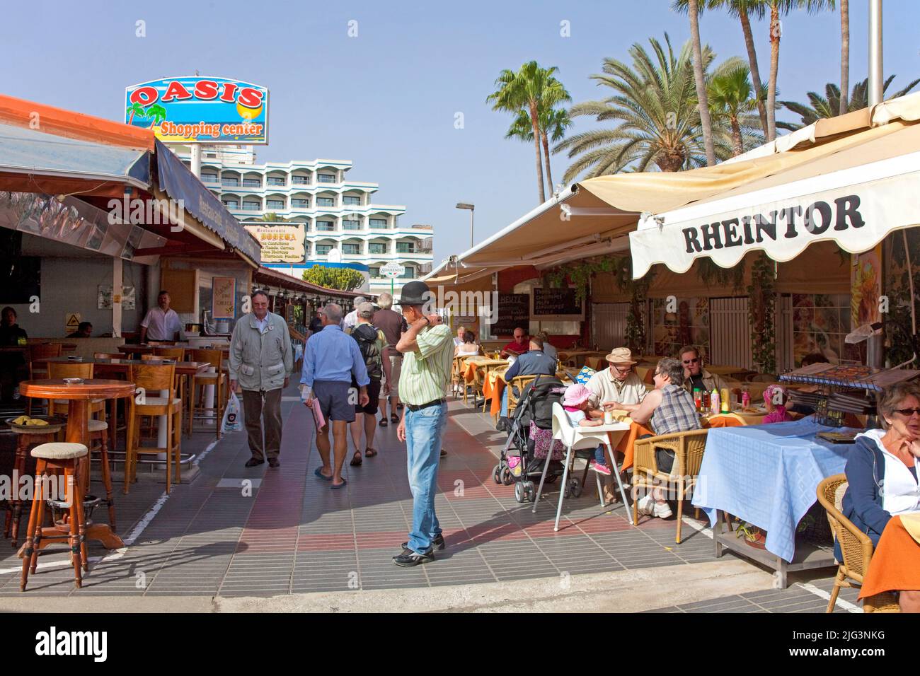 Geschäfte und Restaurants an der Promenade von Maspalomas, Grand Canary, Kanarische Inseln, Spanien, Europa Stockfoto