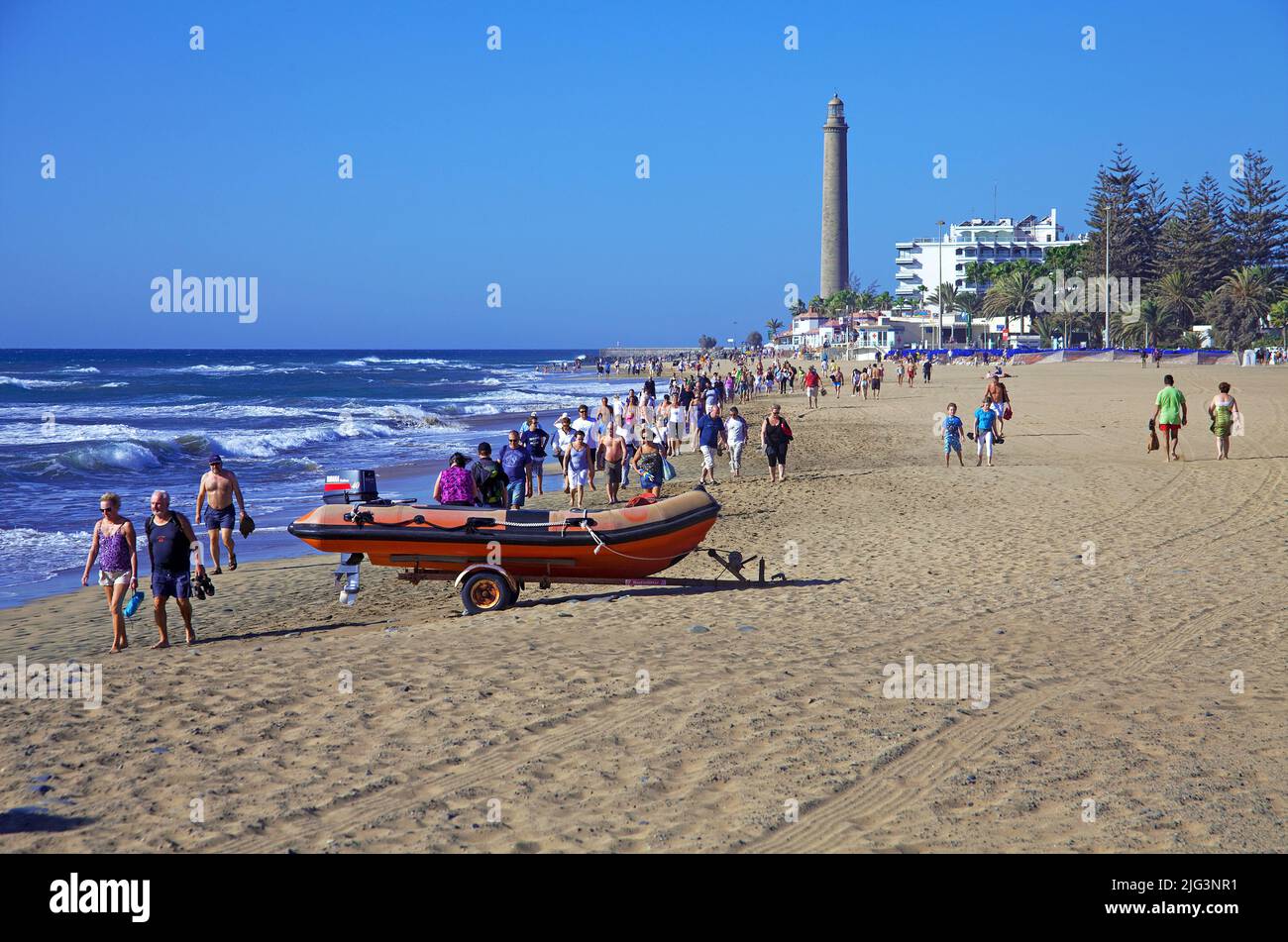 Touristen am Strand, hinter dem Leuchtturm von Maspalomas, Grand Canary, Kanarische Inseln, Spanien, Europa Stockfoto