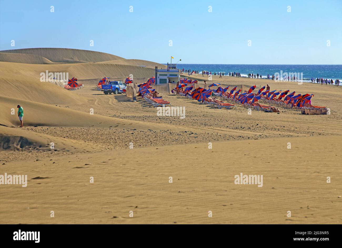 Menschen am Strand bei den Duenen, die Duenen erstreckten sich von Maspalomas bis Playa del Ingles und wurden 1987 zum Naturschutzgebiet erklaert, MASP Stockfoto
