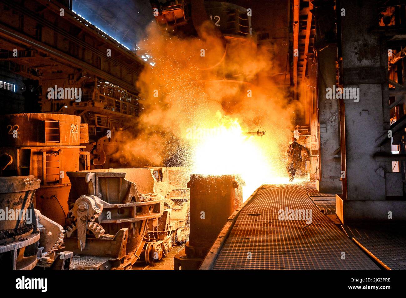 In einem Stahlwerk in Saporischschschja, im Südosten der Ukraine, ist ein wimmeliger Gang eines offenen Feuerofens abgebildet. 28. Juni 2022. Foto von Dmytro Smolyenko/Ukrinform/ABACAPRESS.COM Stockfoto