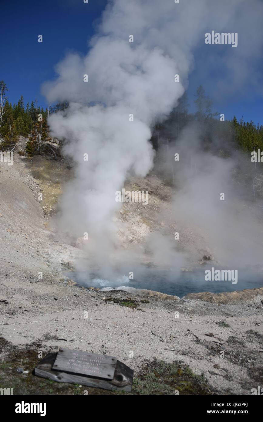 Yellowstone-Nationalpark, USA. 5/21-24/2022. Berylquelle ist eine heiße Quelle am Straßenrand im Gibbon Geyser Basin. Leicht zu Fuß erreichbar. Groß überhitzt Stockfoto