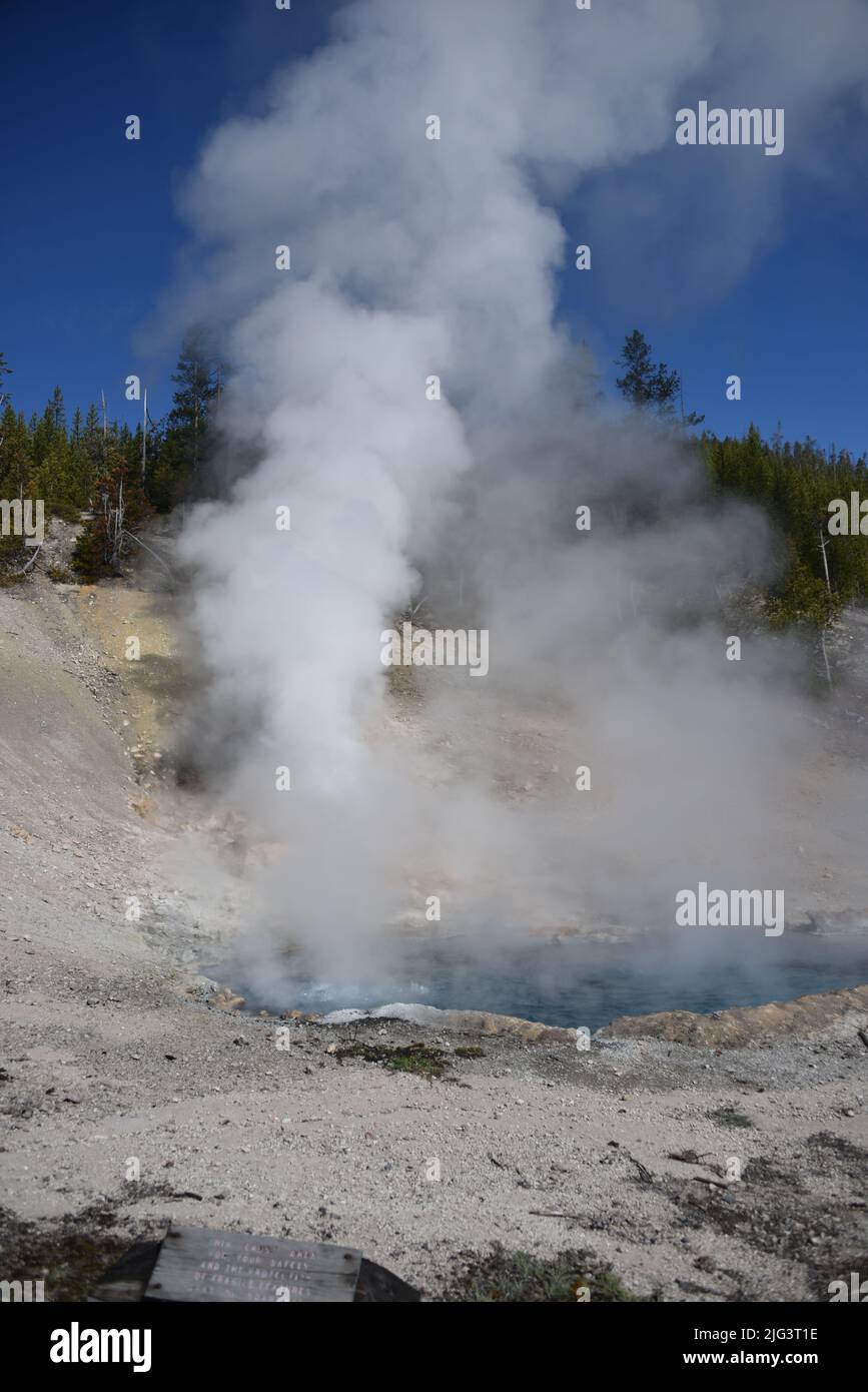 Yellowstone-Nationalpark, USA. 5/21-24/2022. Berylquelle ist eine heiße Quelle am Straßenrand im Gibbon Geyser Basin. Leicht zu Fuß erreichbar. Groß überhitzt Stockfoto