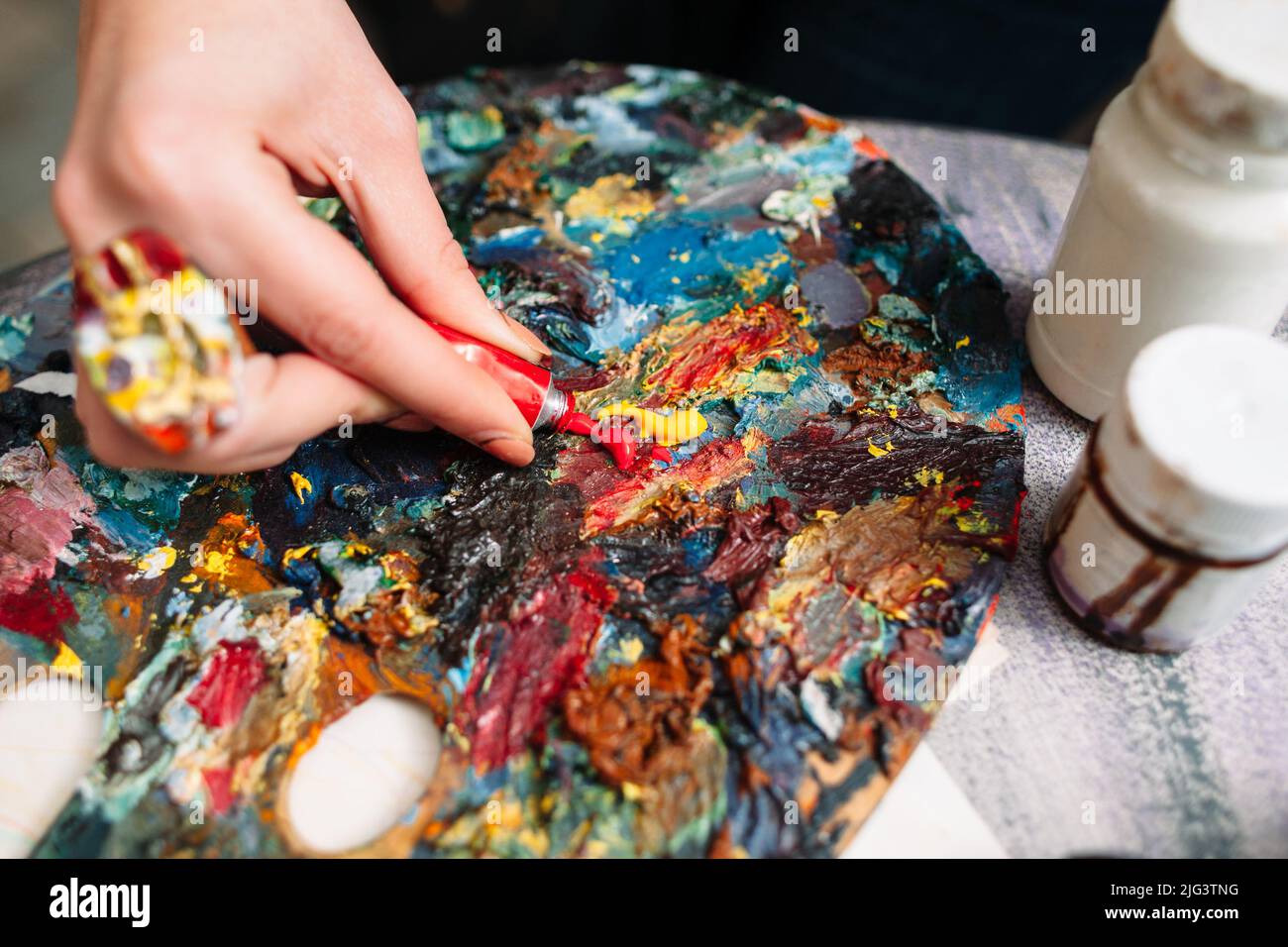 Painter mischt Farbe auf der Palette. Nahaufnahme Stockfoto