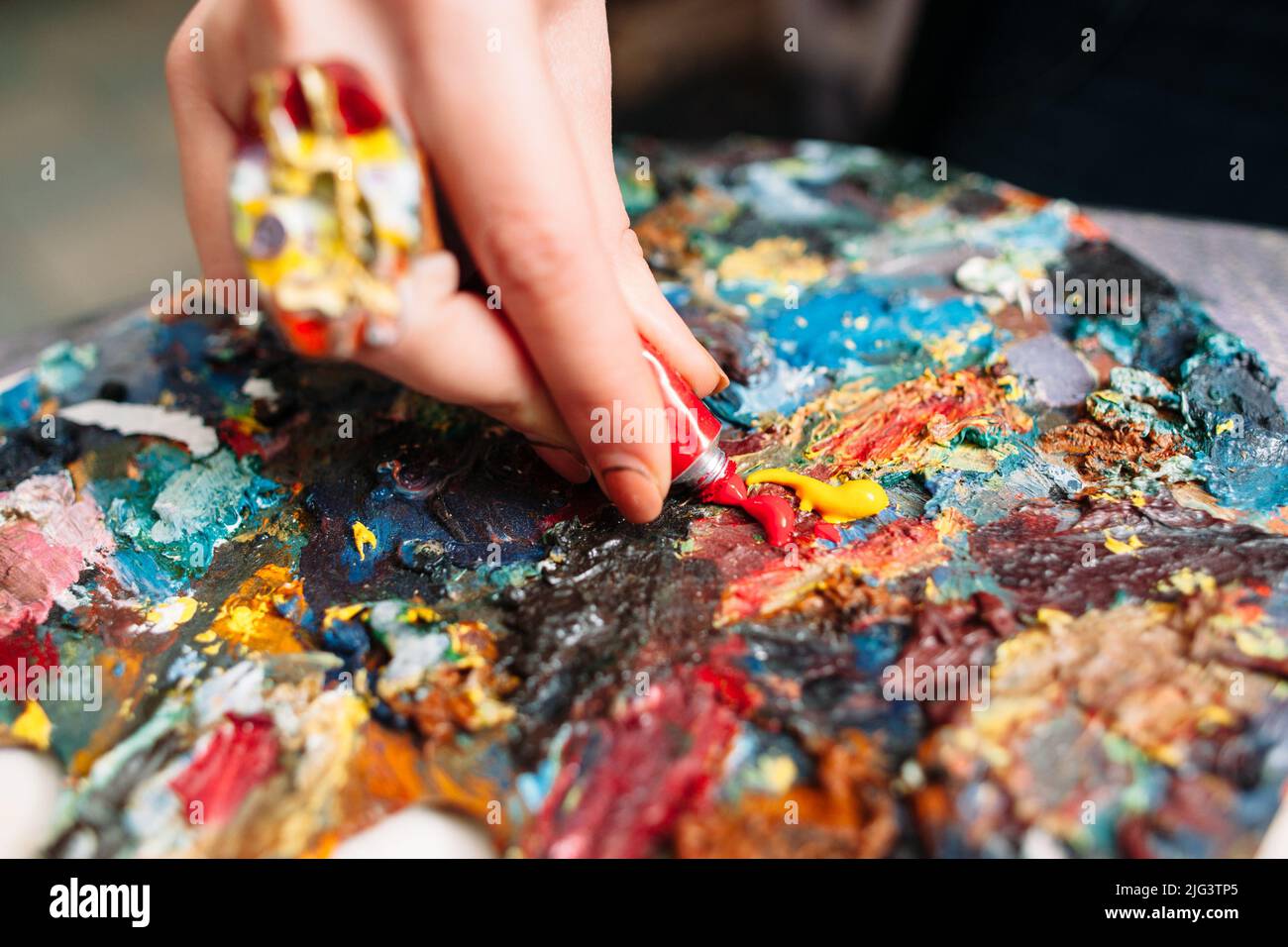 Painter mischt Farbe auf der Palette. Nahaufnahme Stockfoto