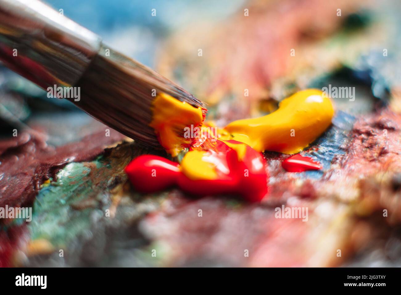 Painter mischt Farbe auf der Palette. Nahaufnahme Stockfoto