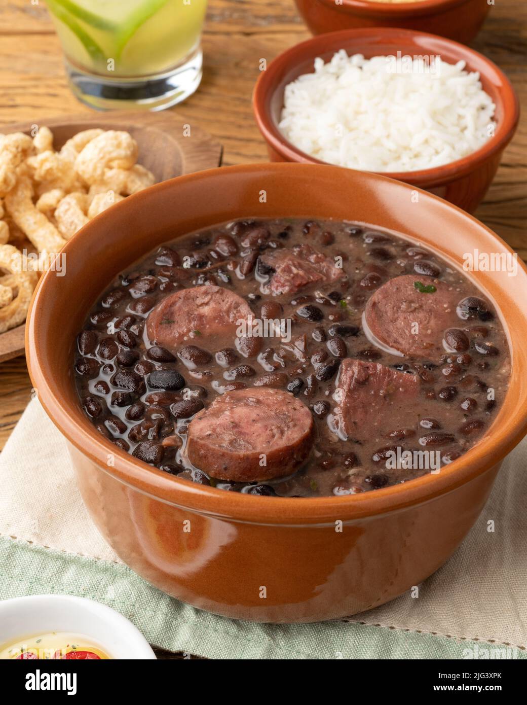 Typisch brasilianische Feijoada mit Reis, Caipirinha, Farofa und ...