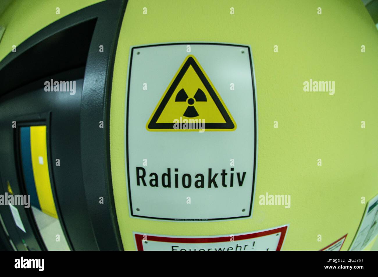 7. Juli 2022, München, Bayern, Deutschland: Die Ludwig-Maximilians-Universität München gab ihre Zusammenarbeit mit dem Münchner Start-up Marvel Fusion GmbH bekannt, bei der die beiden Parteien im Bereich Laserforschung und Atomfusionstechnologie am Center for Advanced Laser Applications (CALA) der LMU in Garching zusammenarbeiten werden. Die vom Land Bayern finanzierte Forschung wird sich mit laserbasierter Kernfusion beschäftigen, um sauberere, effizientere Energieformen zu schaffen. Anwesend waren Staatsminister Markus Blume, Präsident der Ludwig Maximilians Universität, Professor Dr. Dr. h.c. B Stockfoto