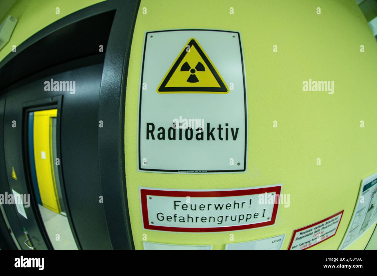 7. Juli 2022, München, Bayern, Deutschland: Die Ludwig-Maximilians-Universität München gab ihre Zusammenarbeit mit dem Münchner Start-up Marvel Fusion GmbH bekannt, bei der die beiden Parteien im Bereich Laserforschung und Atomfusionstechnologie am Center for Advanced Laser Applications (CALA) der LMU in Garching zusammenarbeiten werden. Die vom Land Bayern finanzierte Forschung wird sich mit laserbasierter Kernfusion beschäftigen, um sauberere, effizientere Energieformen zu schaffen. Anwesend waren Staatsminister Markus Blume, Präsident der Ludwig Maximilians Universität, Professor Dr. Dr. h.c. B Stockfoto