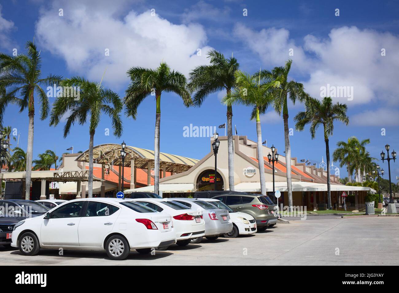 ORANJESTAD, ARUBA - 4. DEZEMBER 2021: Parkplatz zwischen der Renaissance Marketplace Mall und dem Renaissance Ocean Suites Hotel in Oranjestad, Aruba Stockfoto