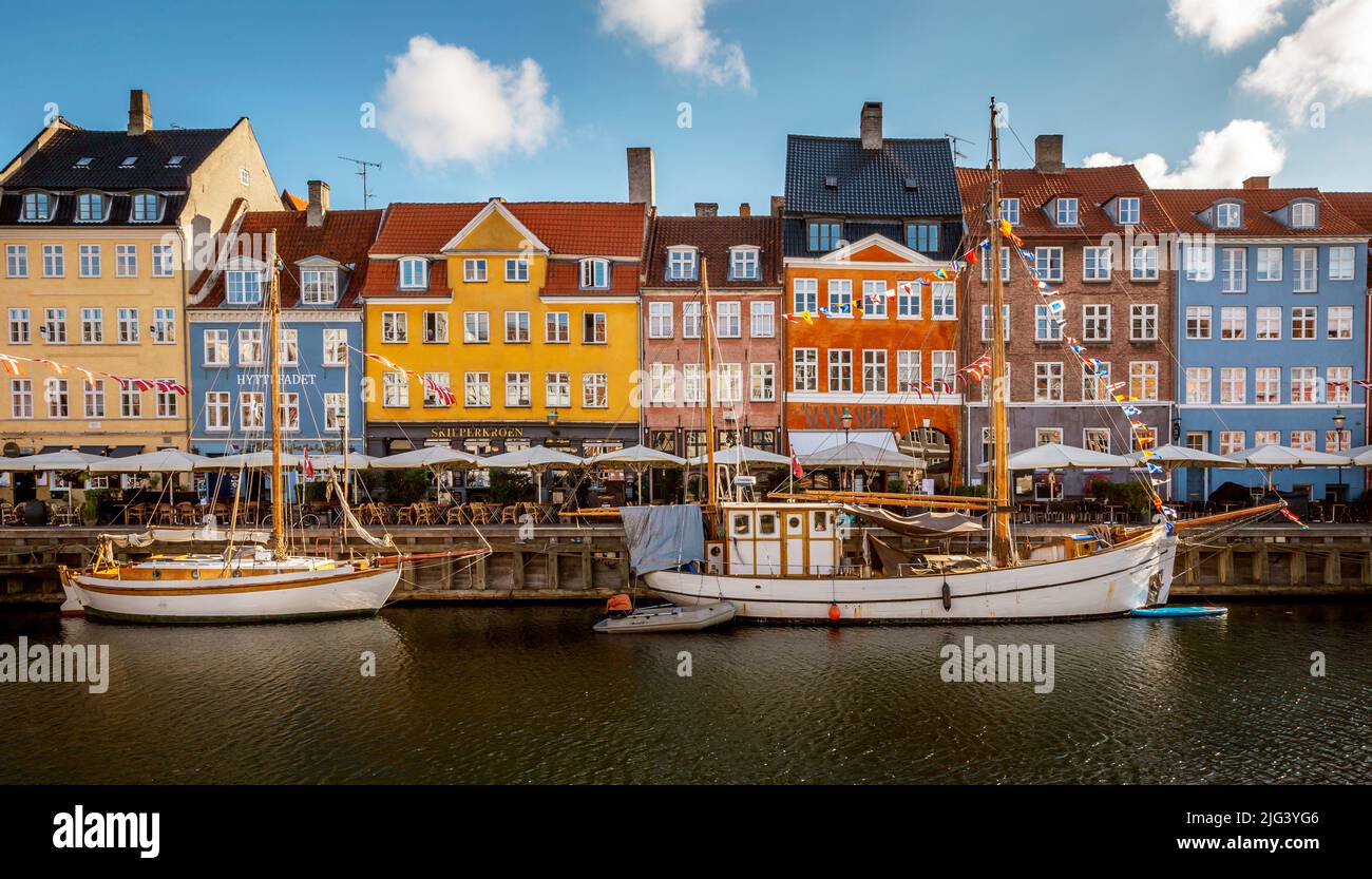 Kopenhagen, Dänemark - 2. Juli 2022: Panorama des Nyhavn alten Hafens in der Altstadt von Kopenhagen, Dänemark Stockfoto