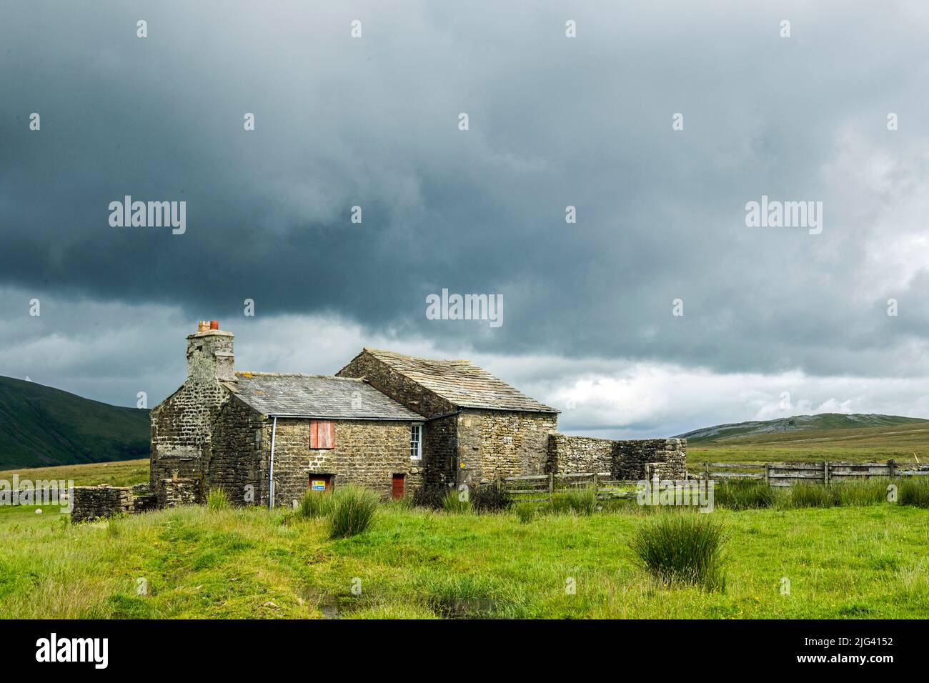 Alles, was von einem verlassenen Haus und einer Scheune in Uldale bei Sedbergh in Cumbria an einem grauen und launischen Tag übrig bleibt Stockfoto