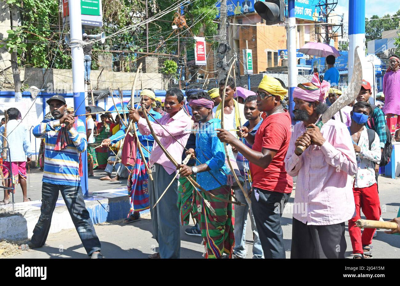 Burdwan, Purba Bardhaman, Westbengalen / Indien - 07. Juli 2022: Indigene Völker blockierten Straßen in Burdwan mit traditionellen Waffen und mehrfachen Forderungen Stockfoto