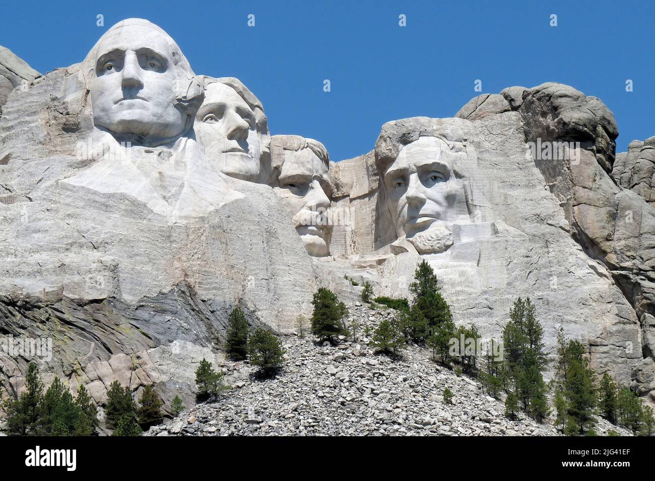Klassischer Blick auf Mt. Rushmore National Memorial – alle vier Präsidenten-Köpfe von unten gesehen Stockfoto
