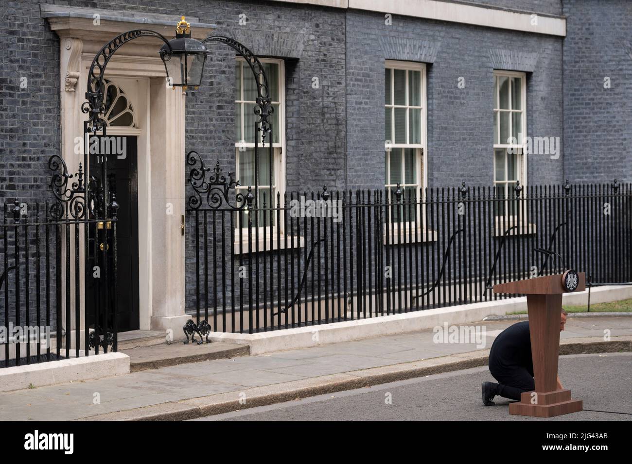 An dem Tag, an dem Premierminister Boris Johnson aus der Führung der Konservativen Partei zurücktritt und bis zur Wahl eines Nachfolgers weiterhin als Premierminister dient, spricht er am 7.. Juli 2022 vom Rednerpult in der Downing Street in London, England, aus der Nation. (Foto von Richard Baker / in Bildern über Getty Images) Stockfoto