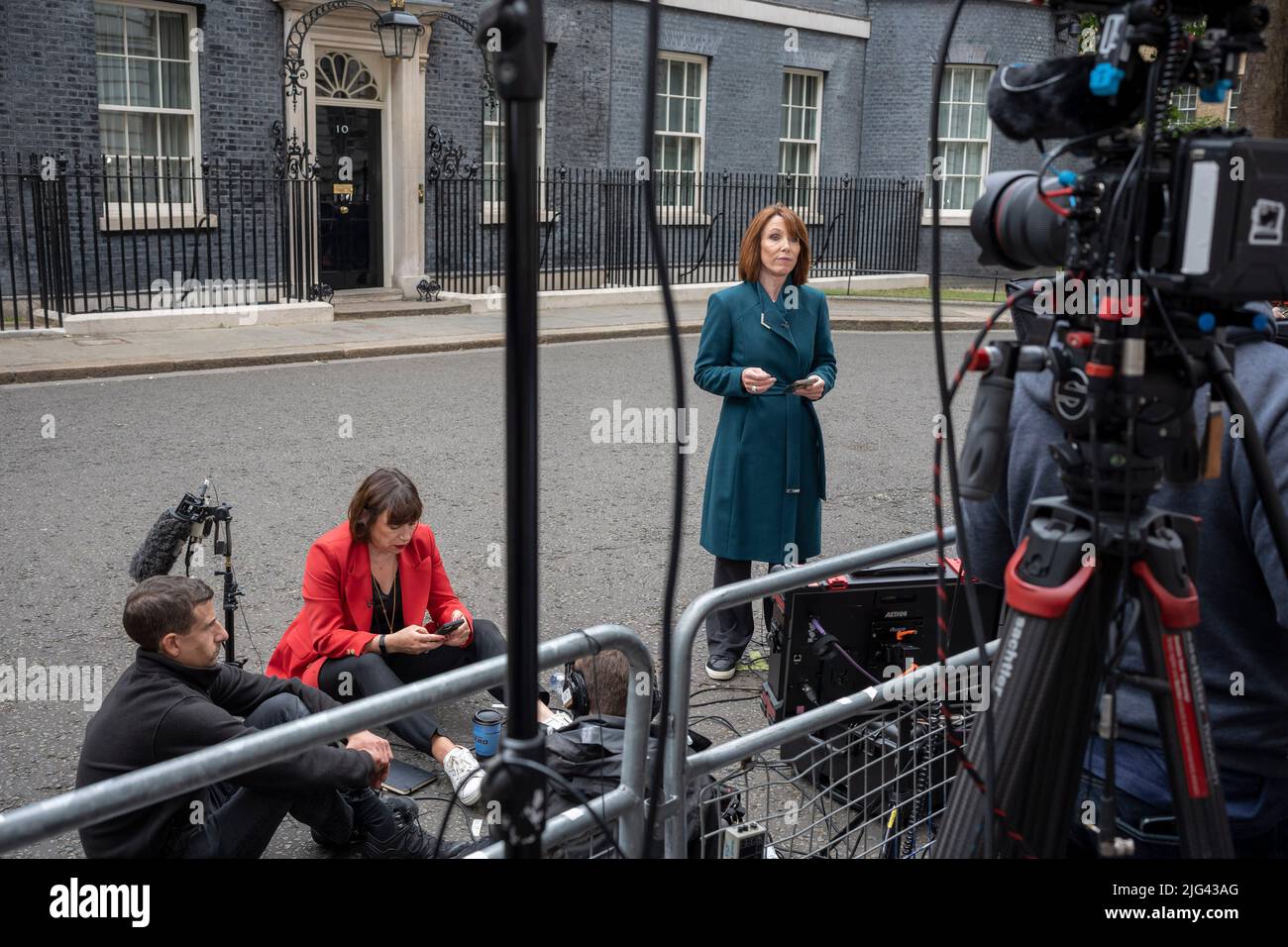 Der Journalist von Sky News, Kay Burley, berichtet über den Rücktritt von Premierminister Boris Johnson aus der Führung der Konservativen Partei in der Downing Street am 7.. Juli 2022 in London, England. Stockfoto