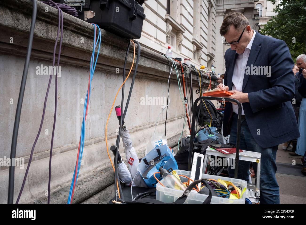 Die Medien berichten über den Rücktritt von Premierminister Boris Johnson aus der Führung der Konservativen Partei in der Downing Street am 7.. Juli 2022 in London, England. Stockfoto