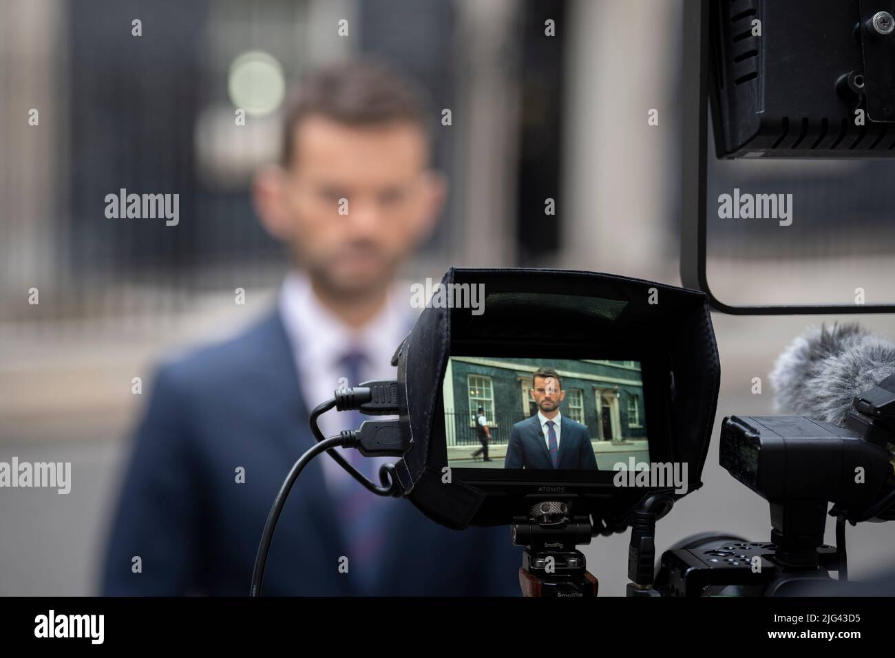 Die Medien berichten über den Rücktritt von Premierminister Boris Johnson aus der Führung der Konservativen Partei in der Downing Street am 7.. Juli 2022 in London, England. Stockfoto