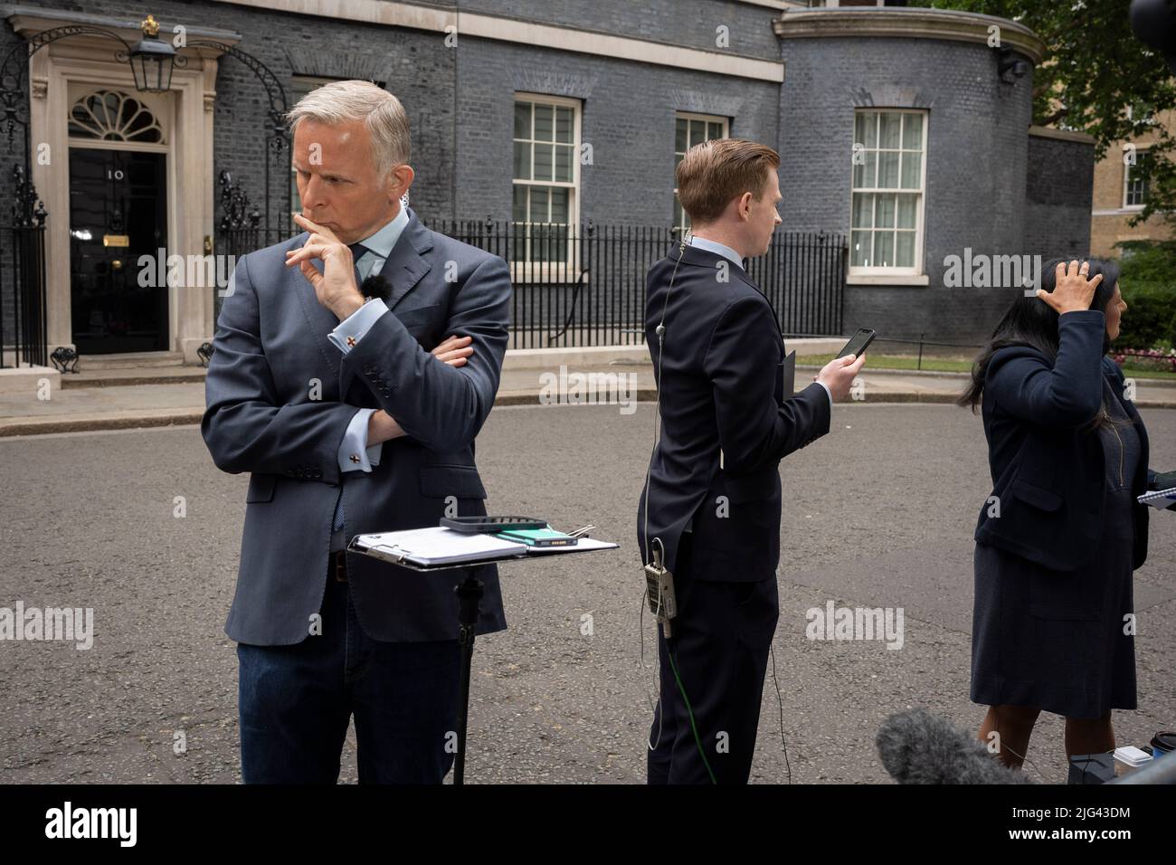 Die Medien berichten über den Rücktritt von Premierminister Boris Johnson aus der Führung der Konservativen Partei in der Downing Street am 7.. Juli 2022 in London, England. Stockfoto
