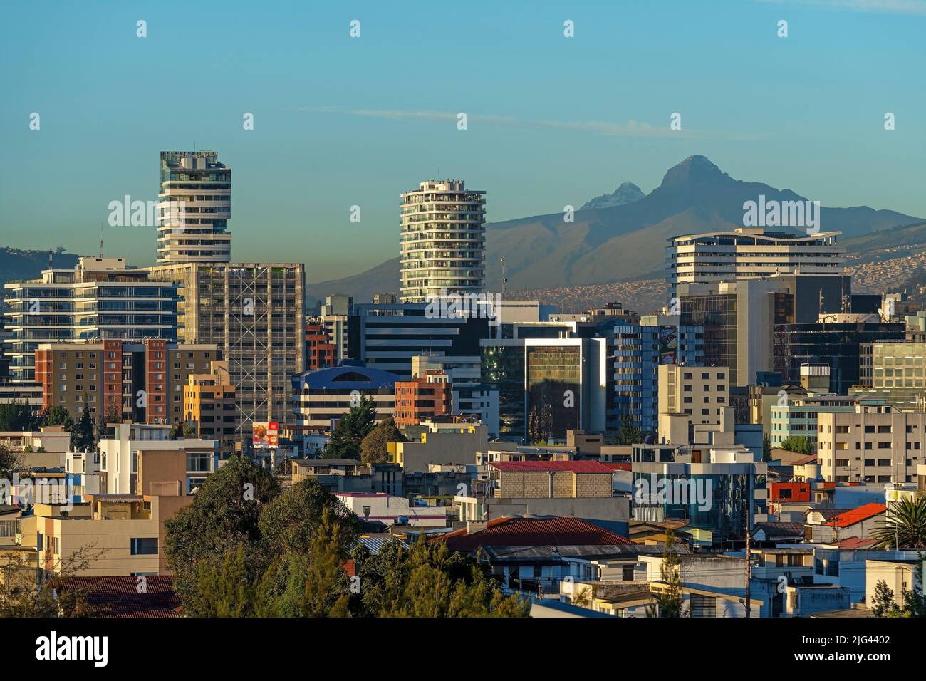 Skyline von Quito mit modernen Hochhäusern und dem Corazon-Gipfel in Ecuador. Stockfoto