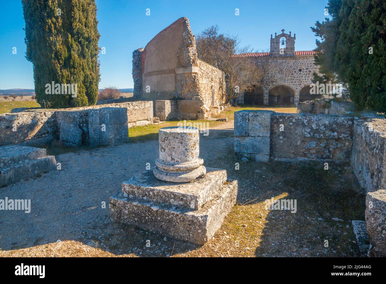 Mittelalterliche Kirche und römisches Haus. Clunia Sulpicia, Peñalba de Castro, Provinz Burgos, Castilla Leon, Spanien. Stockfoto