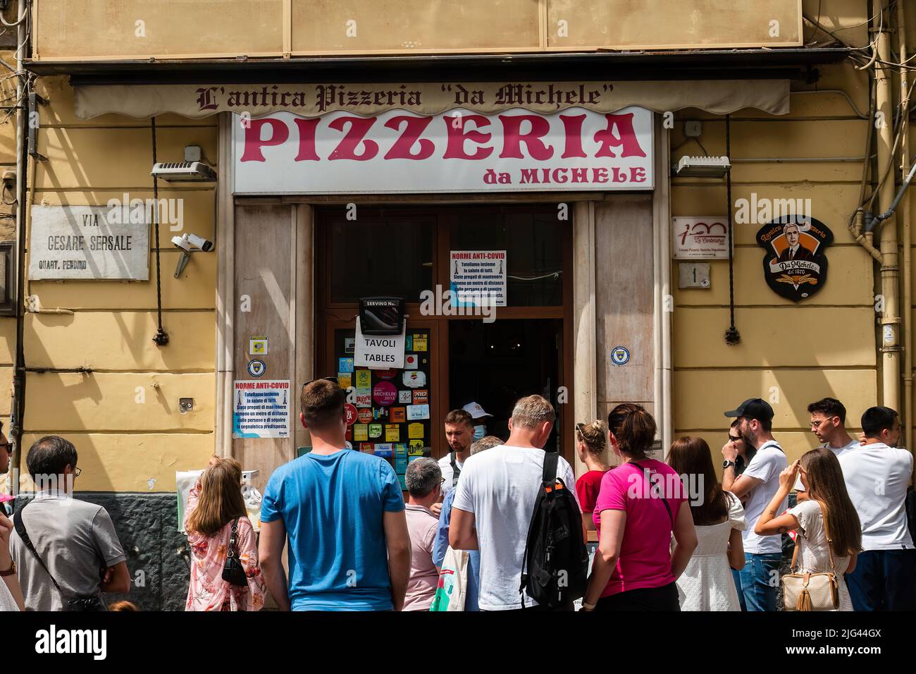 Neapel, Italien. 27.Mai 2022. Menschen warten vor der berühmten L'antica Pizzeria da Michele in Neapel, Italien. Stockfoto