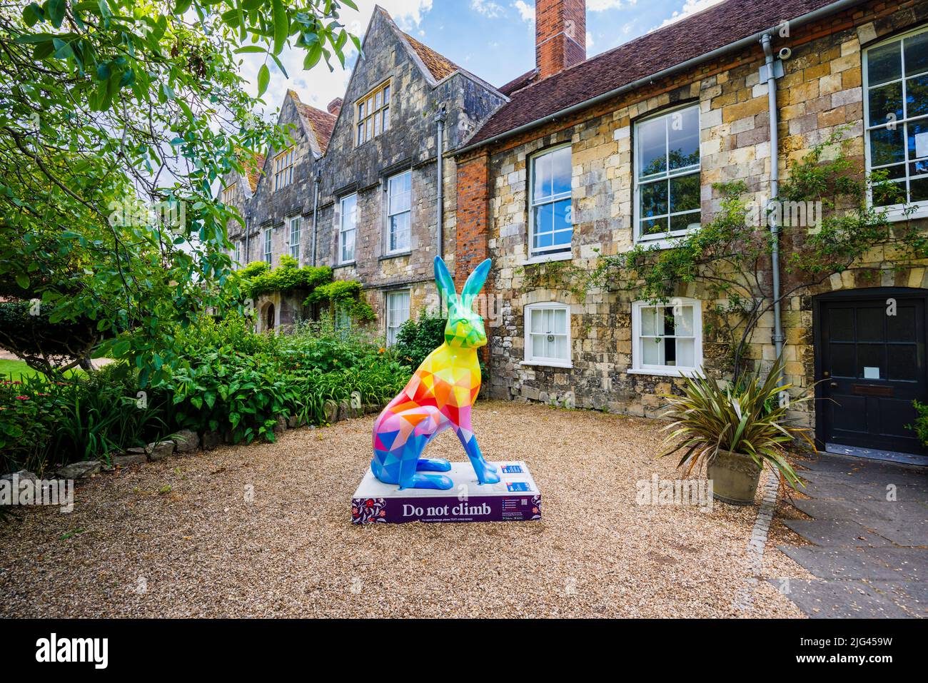 „Poly“, eine Skulptur von J Masson in den Hasen von Hampshire, einem öffentlichen Sommerkunstweg vor dem Cathedral Office in Cathedral Close, Winchester Stockfoto