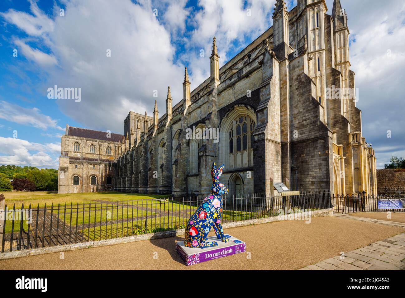 „Flora & The Midnight Garden“, eine Skulptur von Marnie Maurri in den Hasen des Hampshire Summer Public Art Trail von der Winchester Cathedral Stockfoto