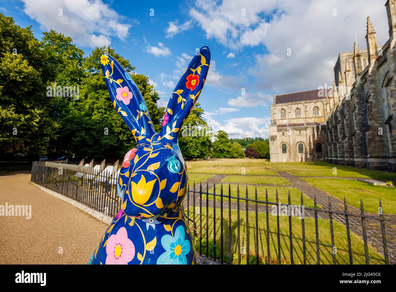 „Flora & The Midnight Garden“, eine Skulptur von Marnie Maurri in den Hasen des Hampshire Summer Public Art Trail von der Winchester Cathedral Stockfoto