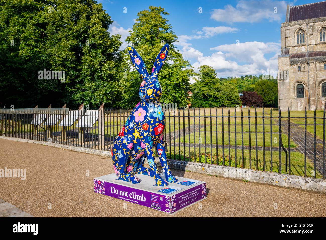 „Flora & The Midnight Garden“, eine Skulptur von Marnie Maurri in den Hasen des Hampshire Summer Public Art Trail von der Winchester Cathedral Stockfoto