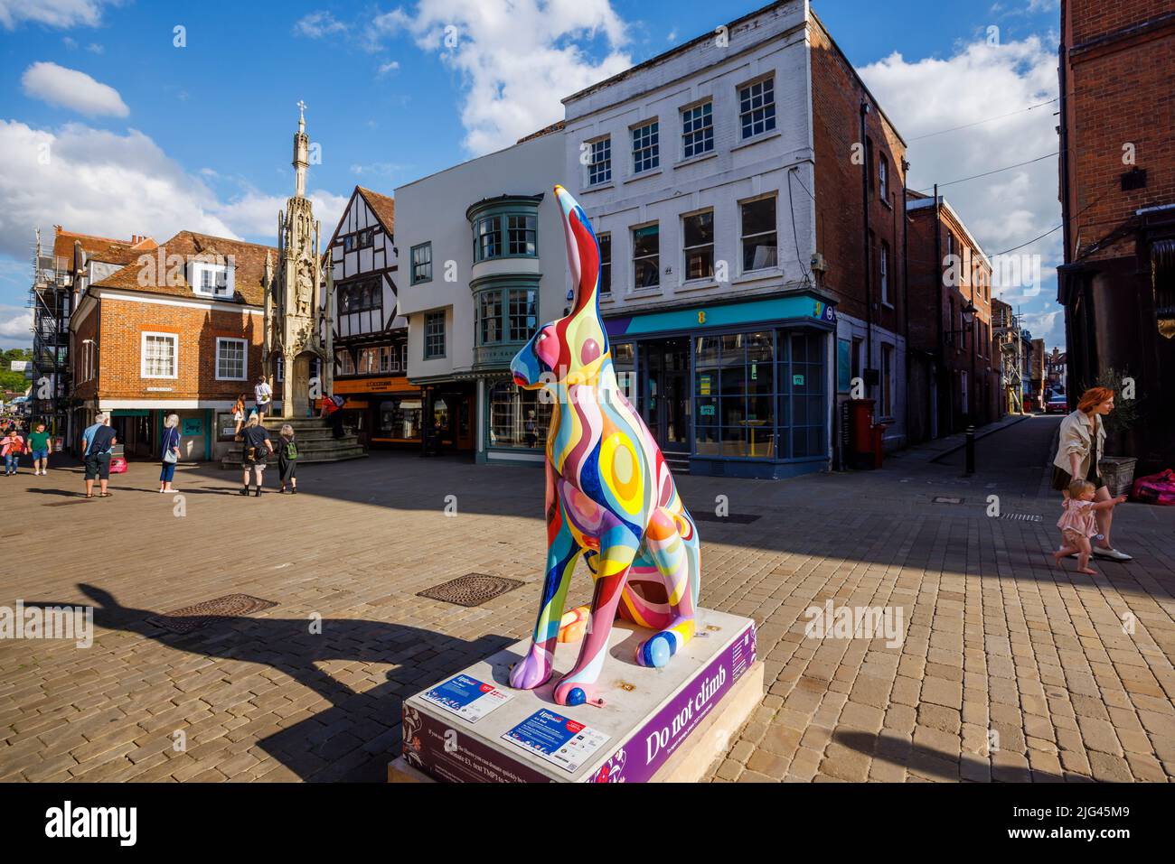 „Wavy Hare!“, eine Skulptur von Amy Bourbon in den Hasen des Hampshire Summer Public Art Trail Event des Buttercross in High Street, Winchester Stockfoto