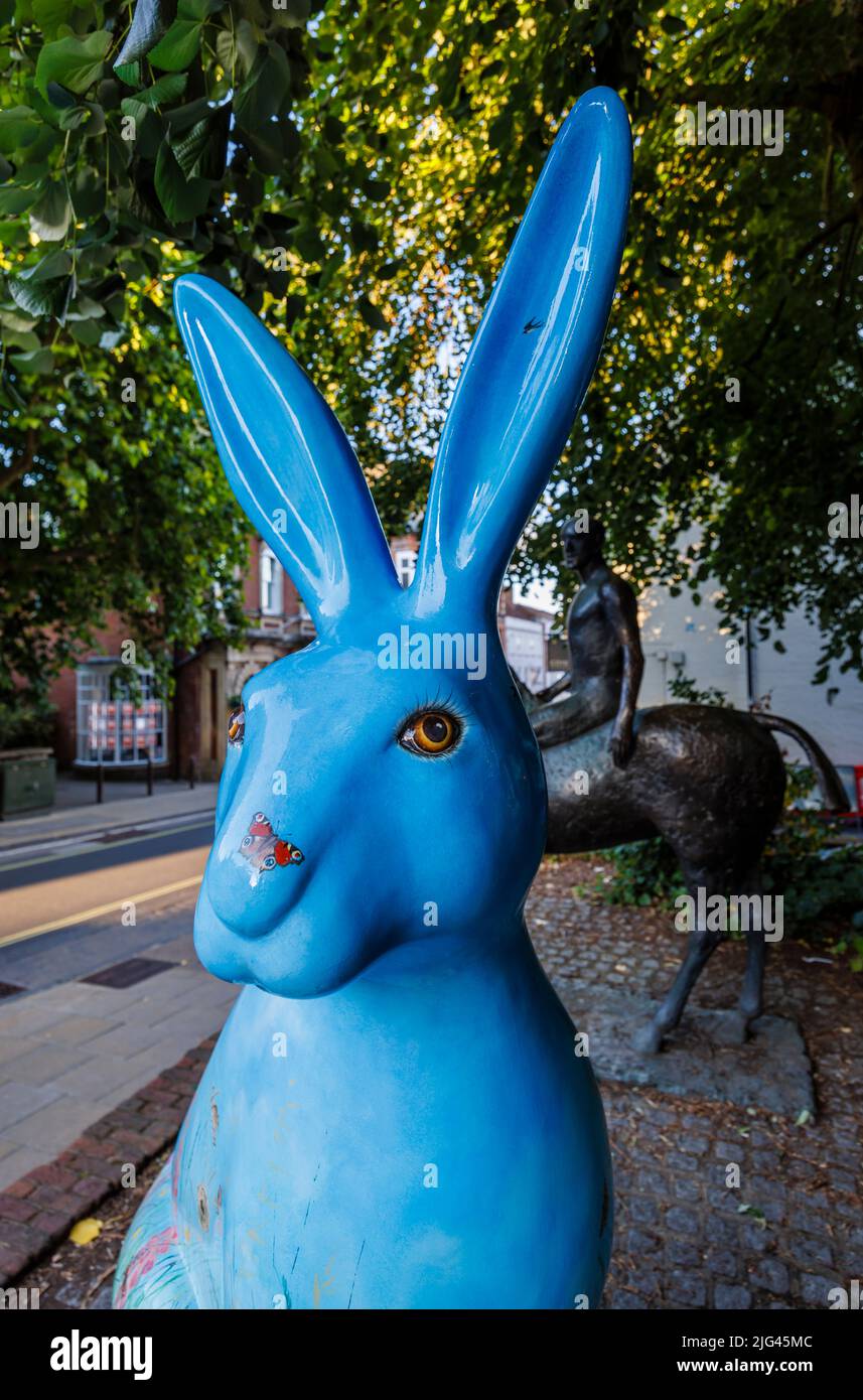 „A Wild Walk on the Downs“, eine Skulptur von Rachael Alexander in den Hasen des Hampshire Summer Public Art Trail in der High Street, Winchester Stockfoto