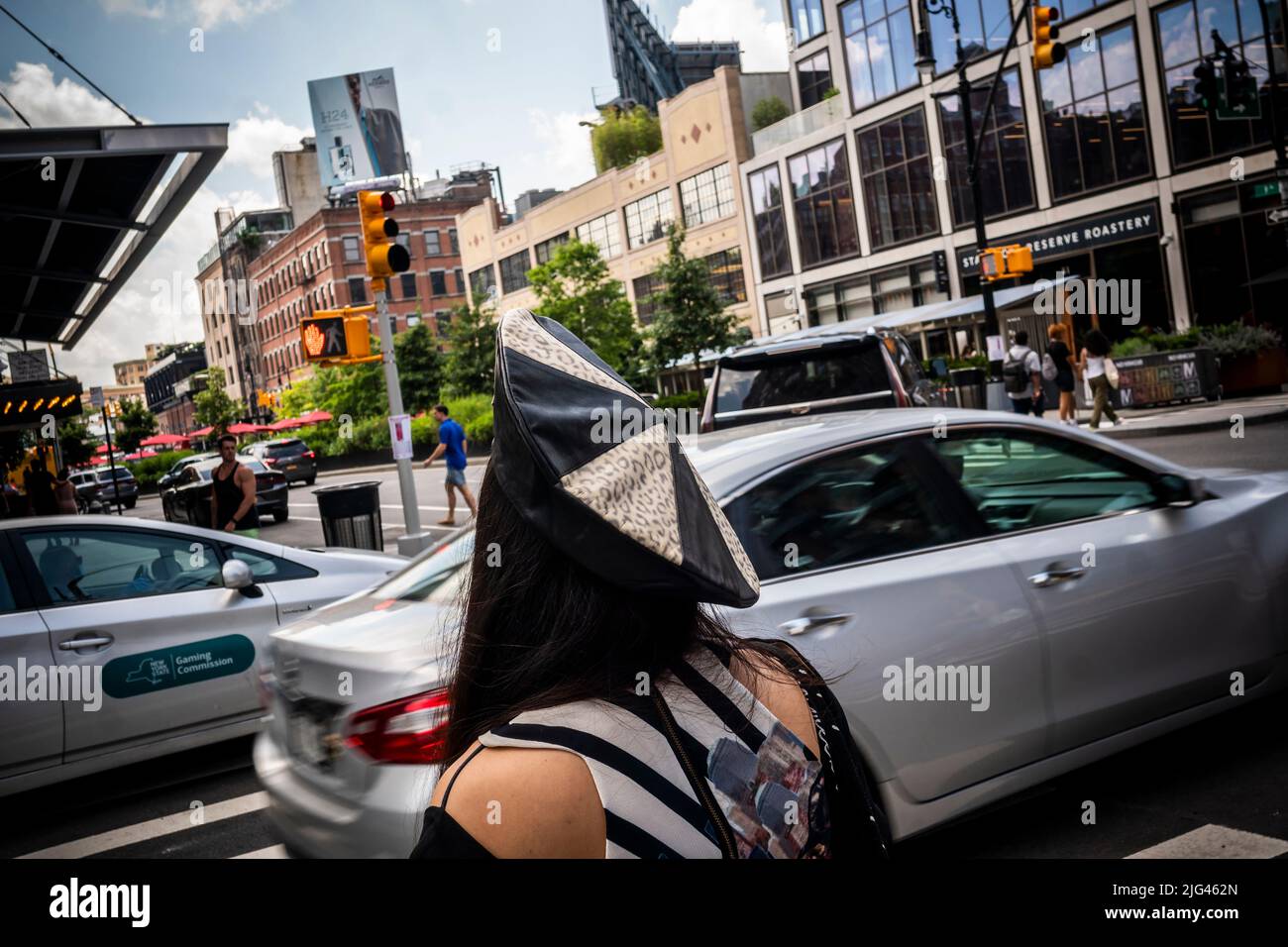 Modische Frau in Chelsea in New York am Freitag, 17. Juni 2022 (© Richard B. Levine) Stockfoto