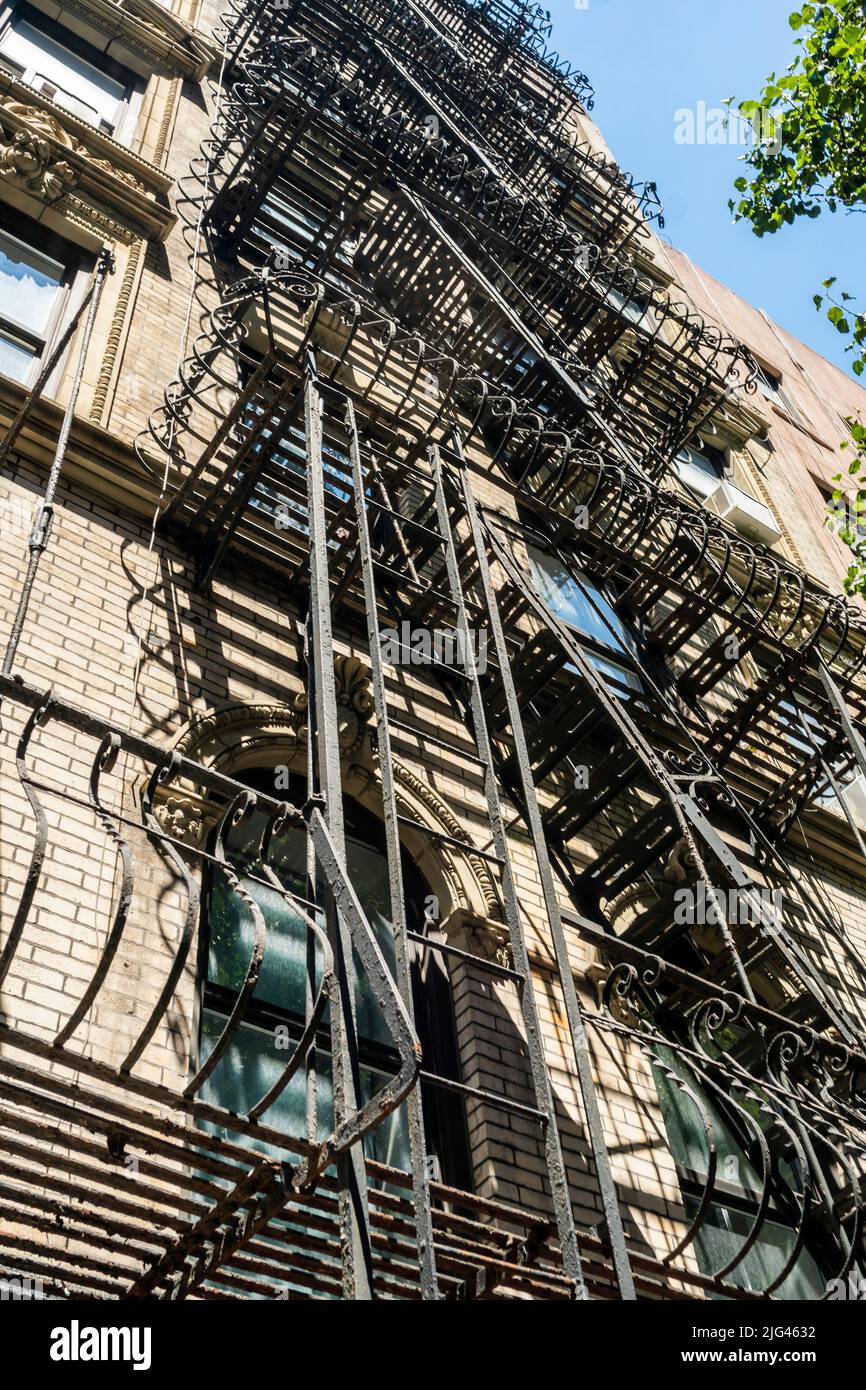 Am Samstag, den 25. Juni 2022, entkommt ein Feuer auf einer besetzten Mehrfamilienwohnung in der Lower East Side in New York. (© Richard B. Levine) Stockfoto