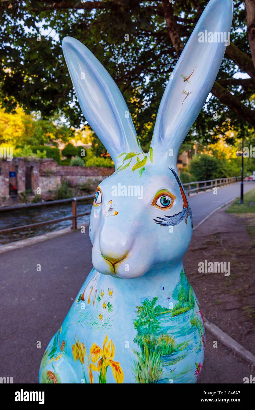 „Chalk Stream River Itchen“, eine Skulptur von Wendy Bramall in den Hasen des Hampshire Summer Public Art Trail Event in den Wehren, Winchester Stockfoto