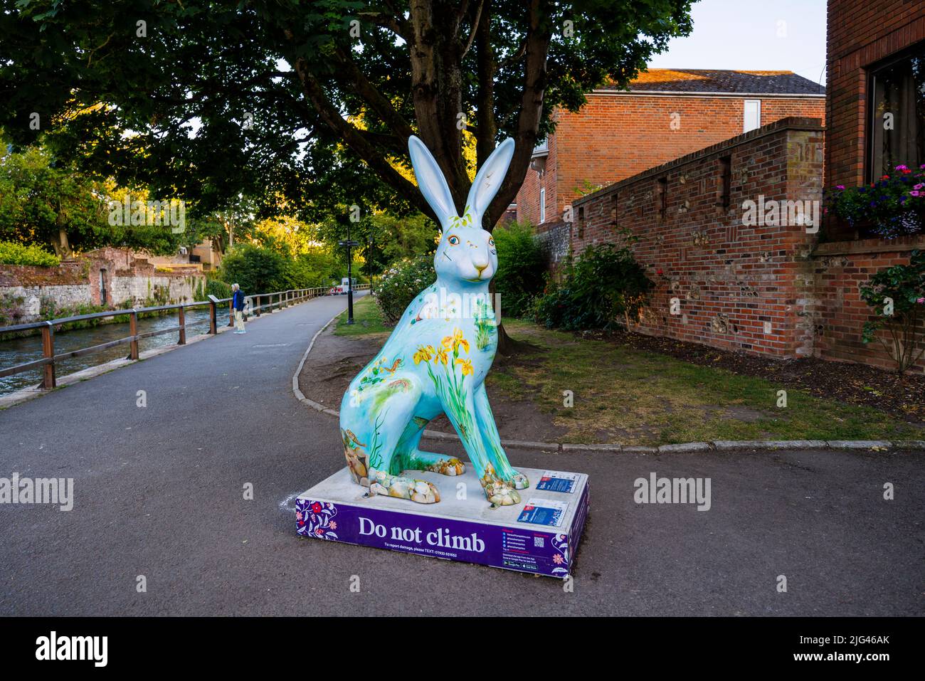 „Chalk Stream River Itchen“, eine Skulptur von Wendy Bramall in den Hasen des Hampshire Summer Public Art Trail Event in den Wehren, Winchester Stockfoto