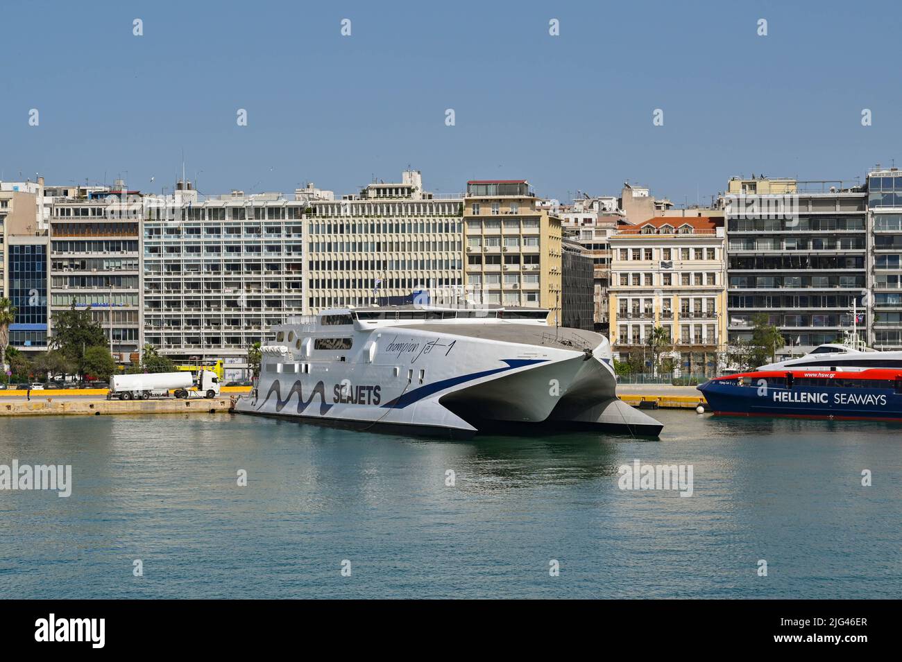 Athen, Griechenland - 2022. Mai: Doppelrumpf-Hochgeschwindigkeitsfähre Champion Jet liegt im Hafen von Piräus, nachdem er von einer der griechischen Inseln aus angekommen ist. Stockfoto